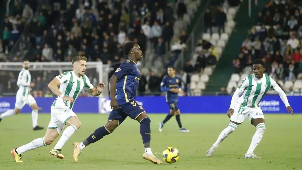 Diarra, con el balón, en un partido ante el Córdoba CF de la pasada temporada.