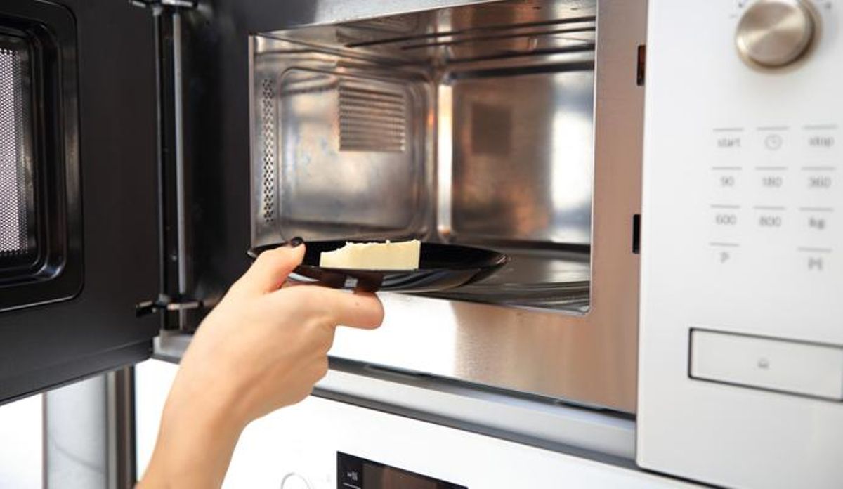 Los alimentos que no debes calentar en el microondas