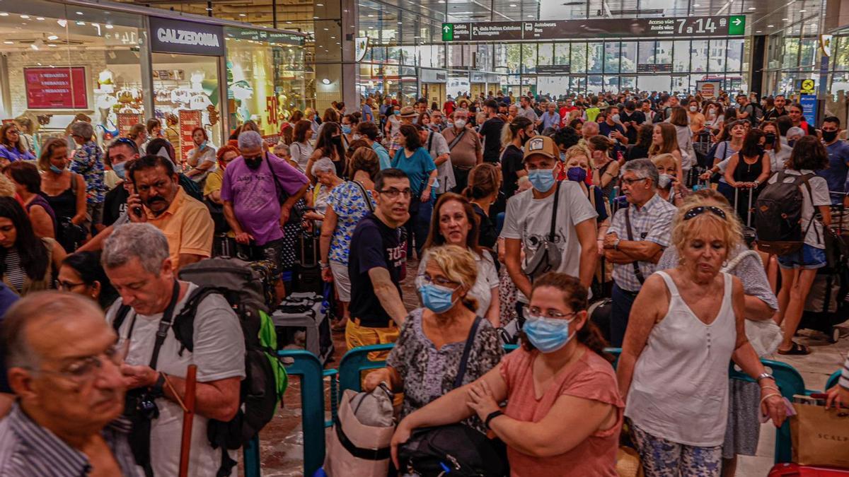 Caos en la estación de Sants en Barcelona por la suspensión del servicio de trenes AVE entre Madrid y Barcelona.