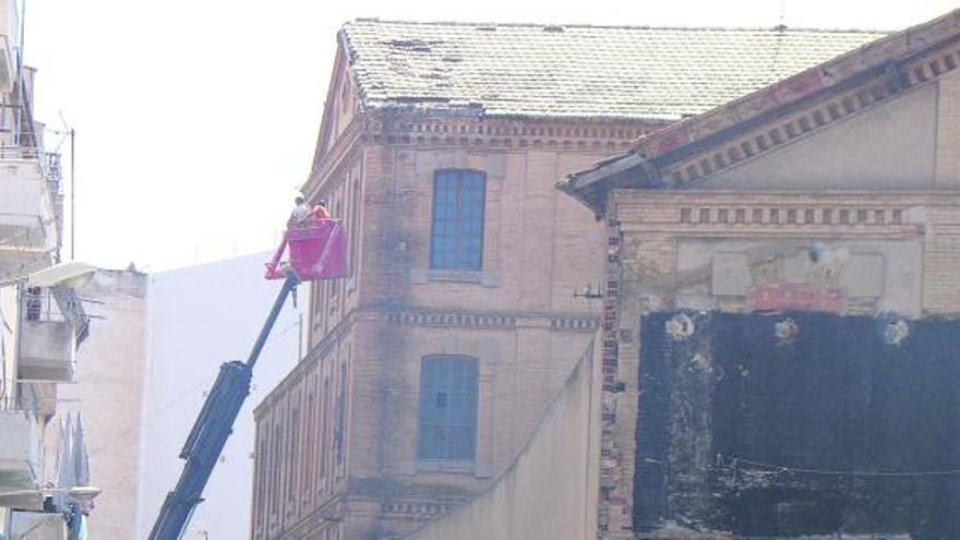 La brigada de obras retira parte de la techumbre del edificio de la Electroharinera.