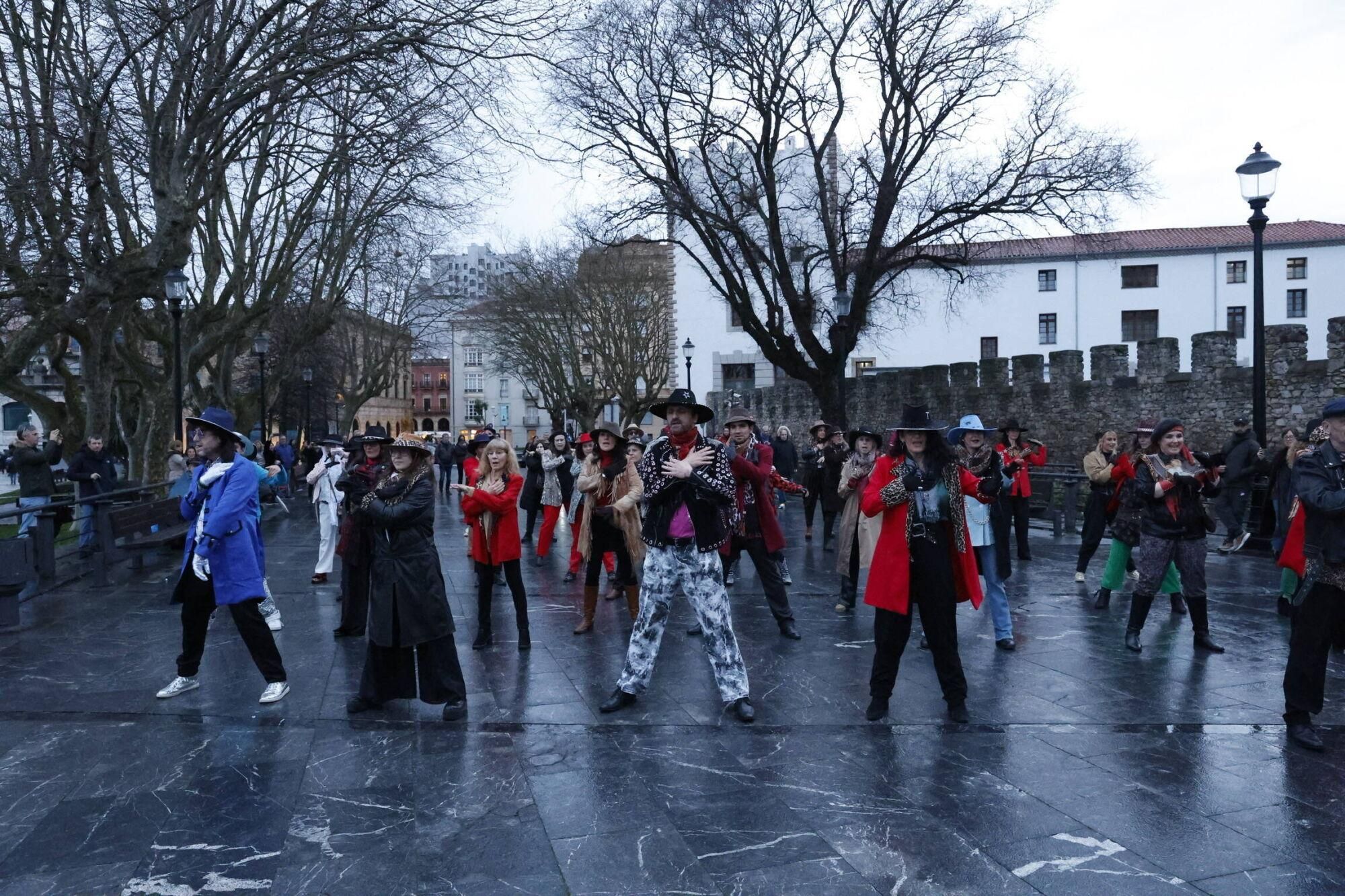 EN IMÁGENES: Flashmob en honor a Tino Casal en Gijón