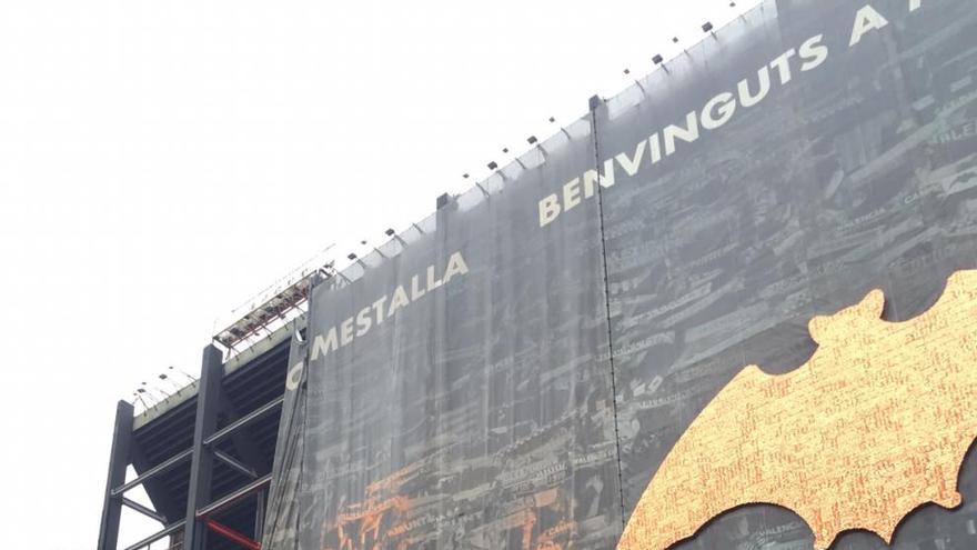 El viento y la lluvia deteriora las lonas de Mestalla