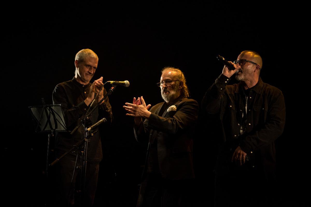 El pianista Alejandro Rojas Marcos (izquierda), el cantaor Juan José Amador (centro) y Juaninacka (derecha) durante el concierto presentado en el Teatro Alameda el 17 de septiembre.