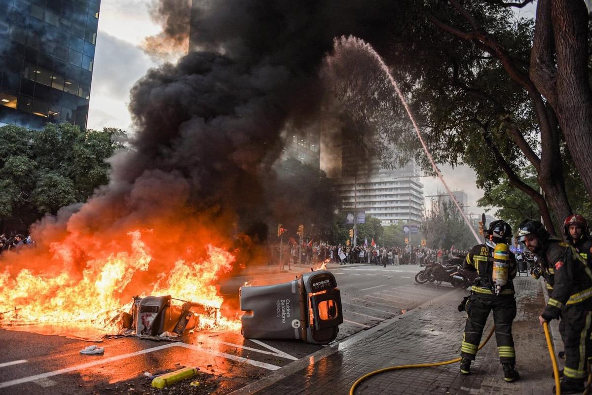15/10/2025 Los Bombers apagan contenedores incendiados durante la manifestación en favor de Palestina.. Un grupo de manifestantes ha quemado varios contenedores en la calle Tarragona de Barcelona, después de que la manifestación por Palestina se iniciara a las 18.00 horas ante la estación de Sants con previsión de llegar al consulado de Israel. SOCIEDAD ALBERTO PAREDES-EUROPA PRESS