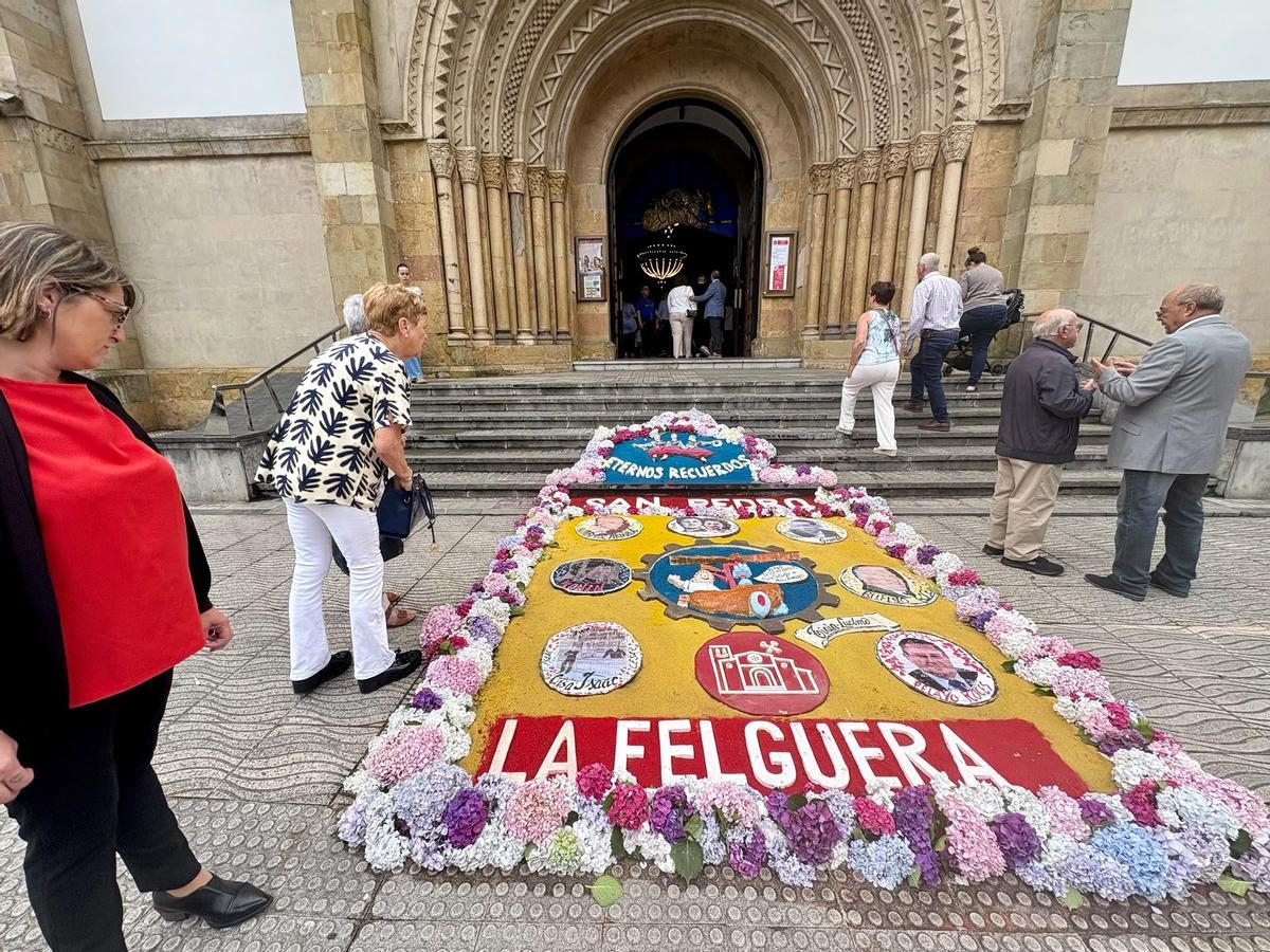 Alfombra floral a la entrada de la iglesia de San Pedro de La Felguera