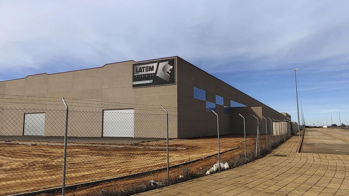 Una de las naves del potente complejo fabril que LatemAluminium está construyendo en Villabrázaro.