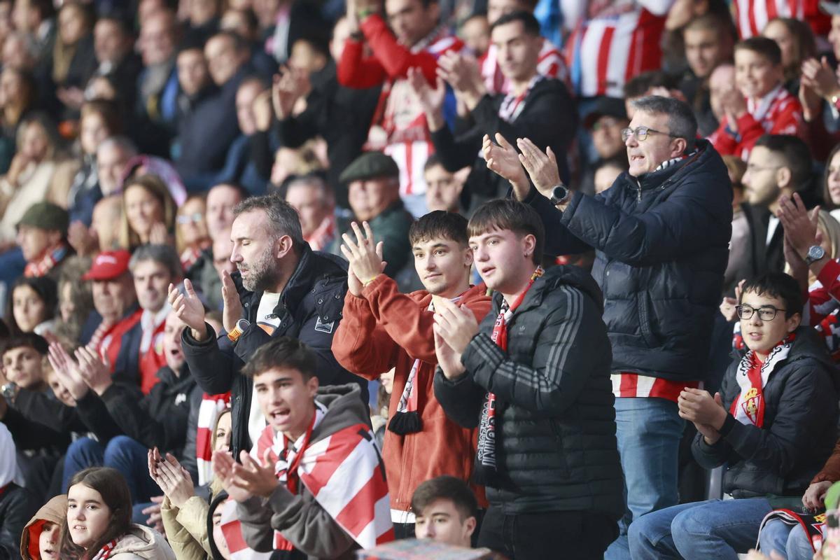 Aficionados rojiblancos en la grada de El Plantío.