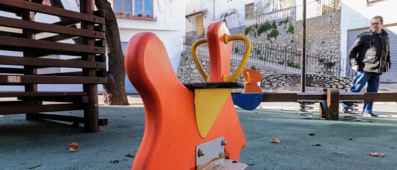 Zona de juegos infantiles en Famorca, municipio sin un solo nacimiento desde 1996. | JUANI RUZ