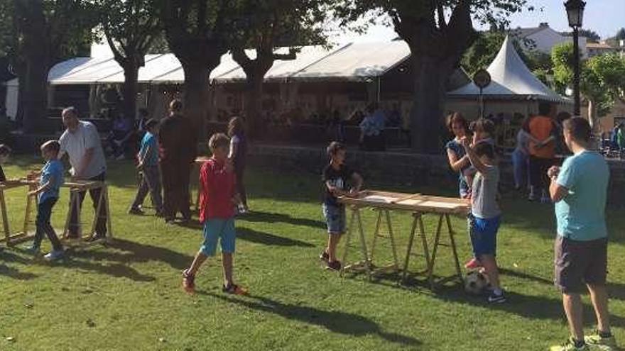 Niños y adultos juegan, ayer, en el &#039;campo da feira&#039; de Cambre.