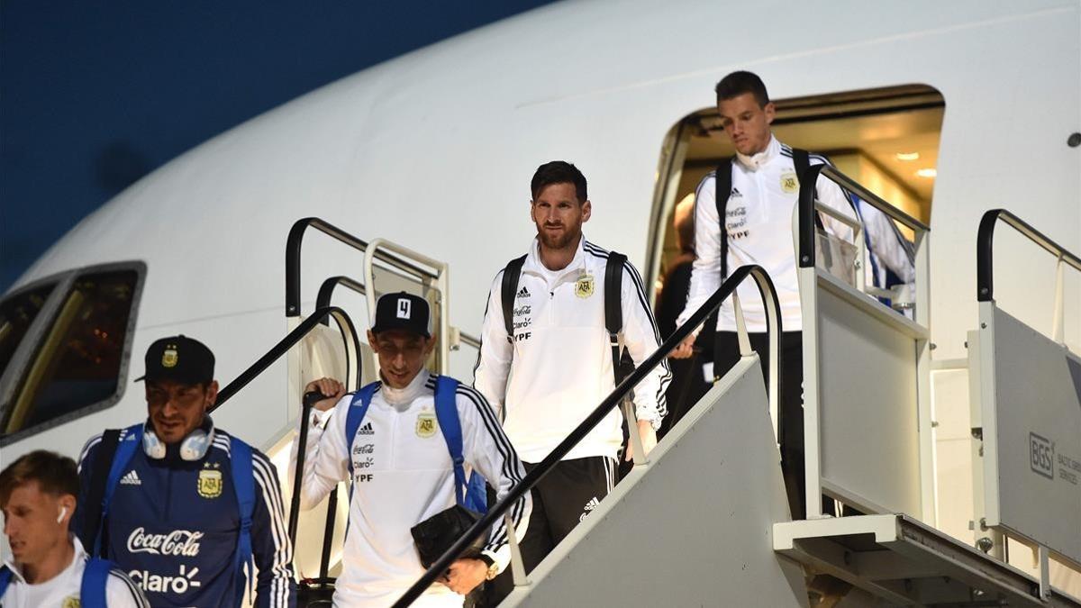 Messi, descendiendo del avión de los Stones a su llegada a Moscú junto a sus compañeros de selección.