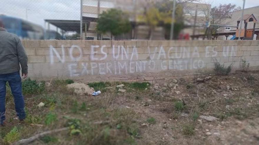 Mensajes antivacuna en las paredes de un colegio público