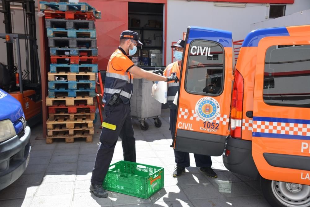 Voluntarios de Protección Civil cargan con las com