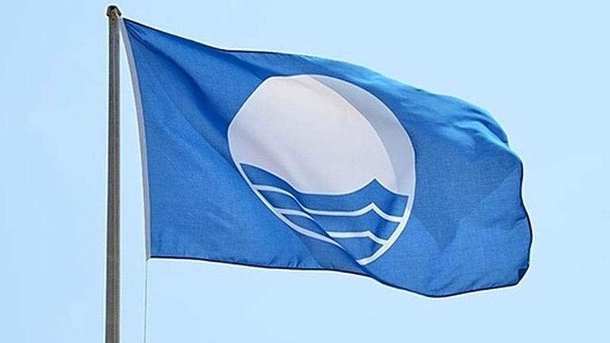 La bandera azul es un galardón que se otorga a las playas que cumplen una serie de criterios de calidad, seguridad, higiene, prestación de servicios y cuidado del medioambiente.