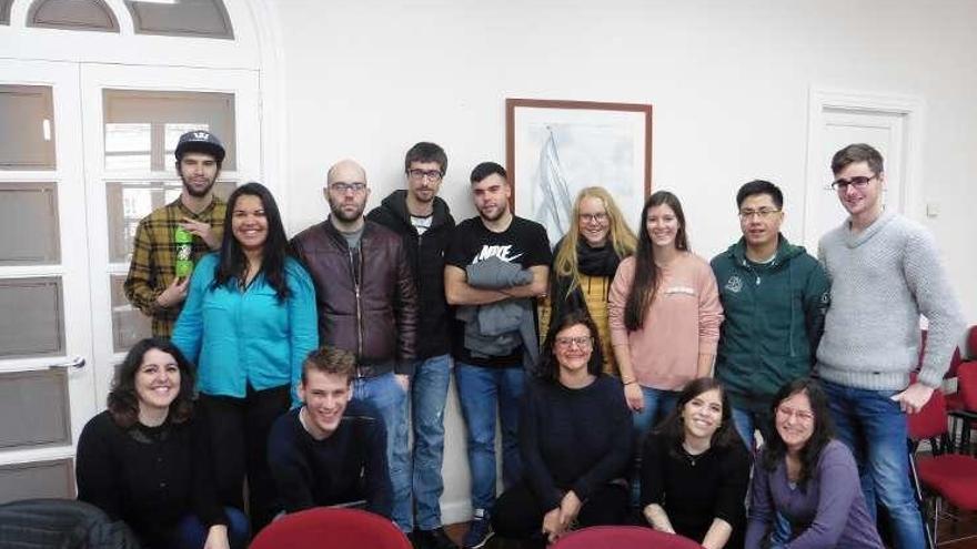 Grupo de jóvenes gallegos y alemanes en el acto de cierre de la estancia.