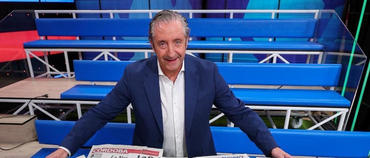 Josep Pedrerol, colaborador de Prensa Ibérica, con los periódicos del grupo.