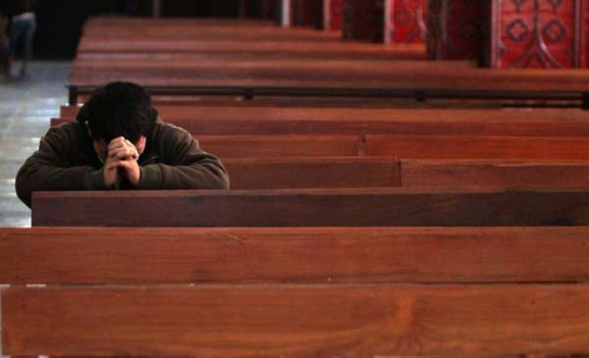 Un home resa a la catedral de Sant Josep a Hanoi (Vietnam). L’ambaixada dels Estats Units al Vietnam ha expressat la seva preocupació per la condemna a diferents penes de presó a tres sindicalistes dissidents, sis feligresos catòlics i l’arrest de dos blocaires que van criticar el Govern.