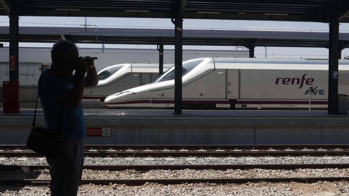 Renfe refuerza con 7.500 plazas más los trenes AVE que unen Madrid con Sevilla, Córdoba y Málaga durante el puente.