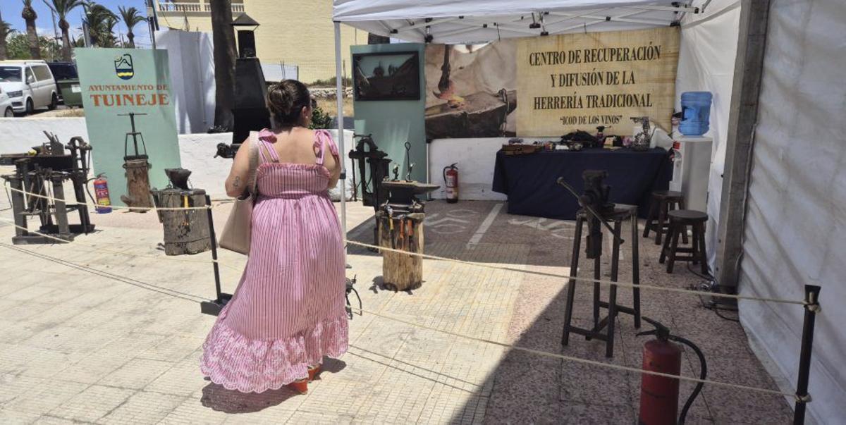 Una mujer observa  los elementos de herrería del Consistorio de Tuineje.