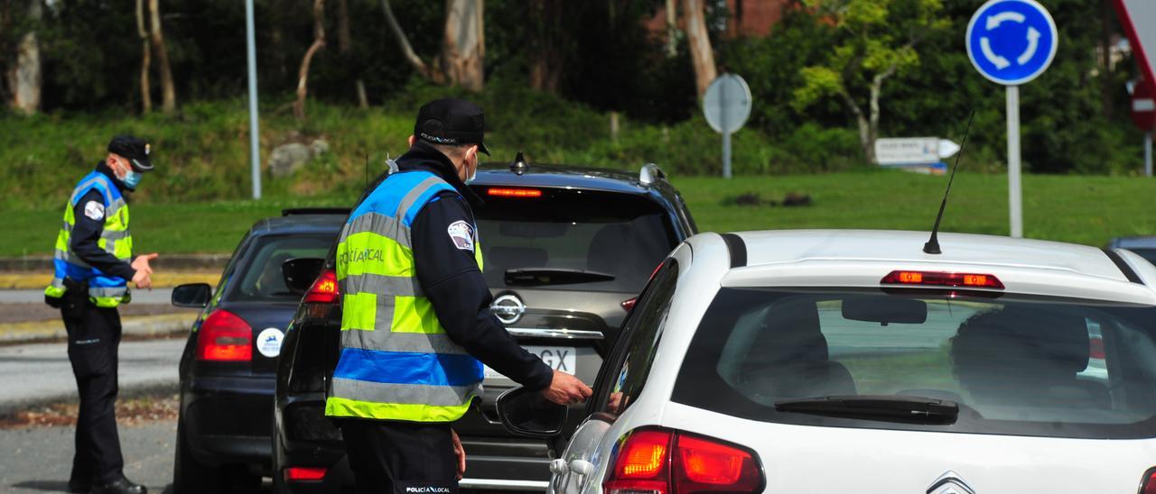 Agentes de la Policía Local de A Illa durante un control, el invierno pasado