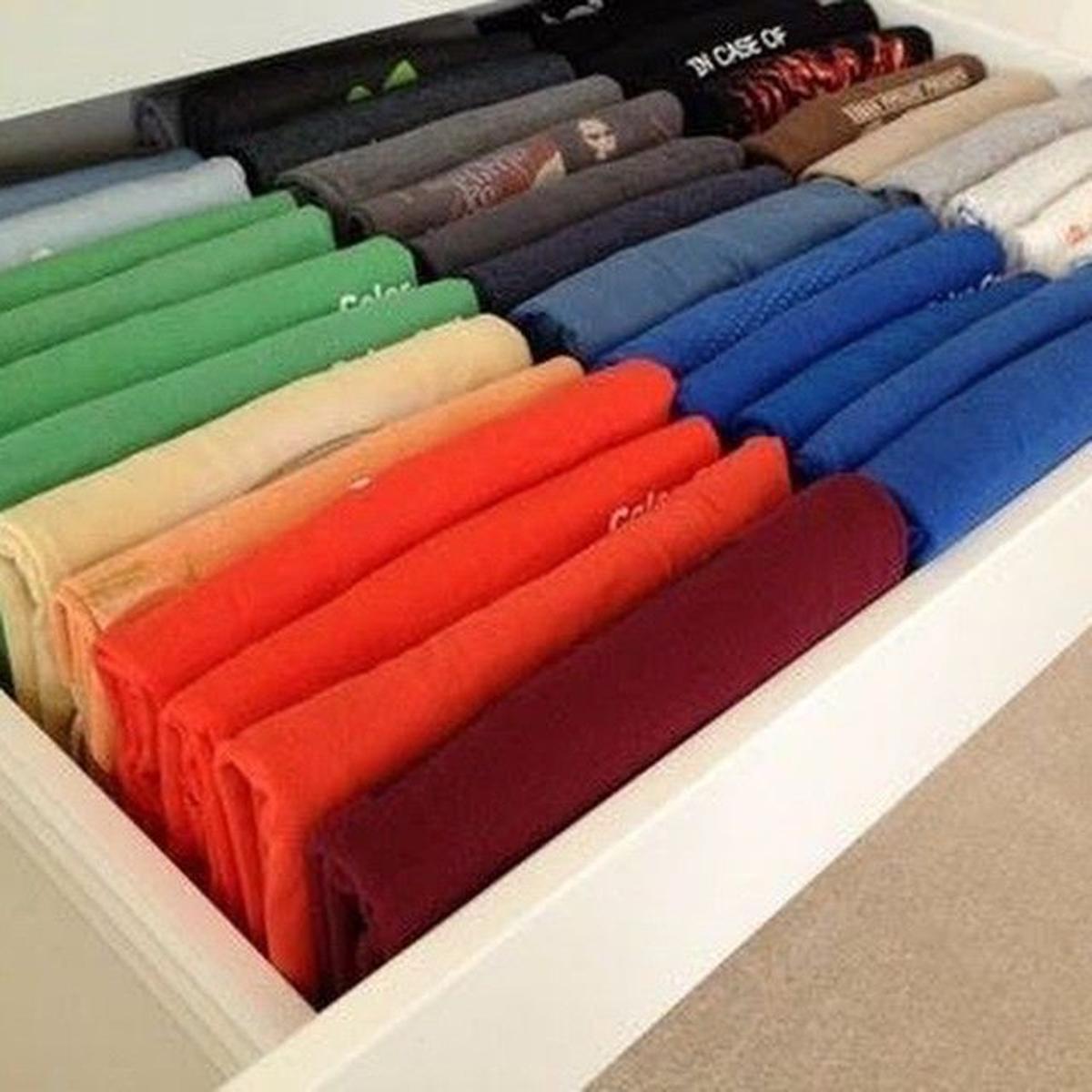 3. Organiza tus prendas por colores.