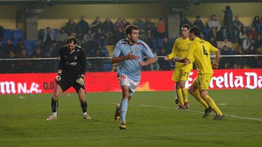 Roberto Trashorras celebra el gol que dio el pase a los cuartos de final