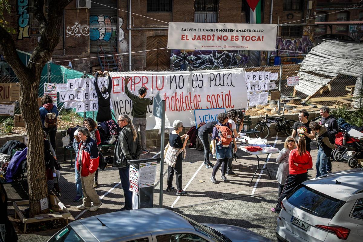 Concentración de los futuros vecinos de un bloque de viviendas de alquiler asequible pendientes de construir sobre un jardín de La Bordeta