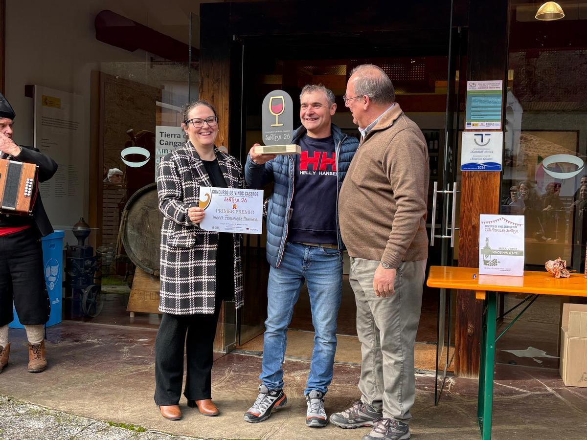 La edil Belén García junto a Andrés Fernández y Joaquín Fernández, vicepresidente de la Asocaición de Museos del Vino de España, durante la entrega del galardón.