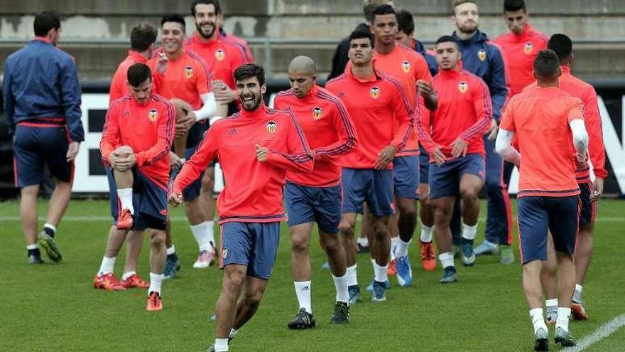 Los jugadores del Valencia, en plena sesión física. // M. Bruque