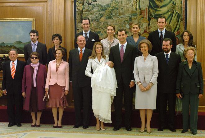 La familia real y la famila Ortiz Rocasolano en el bautizo de la princesa Leonor