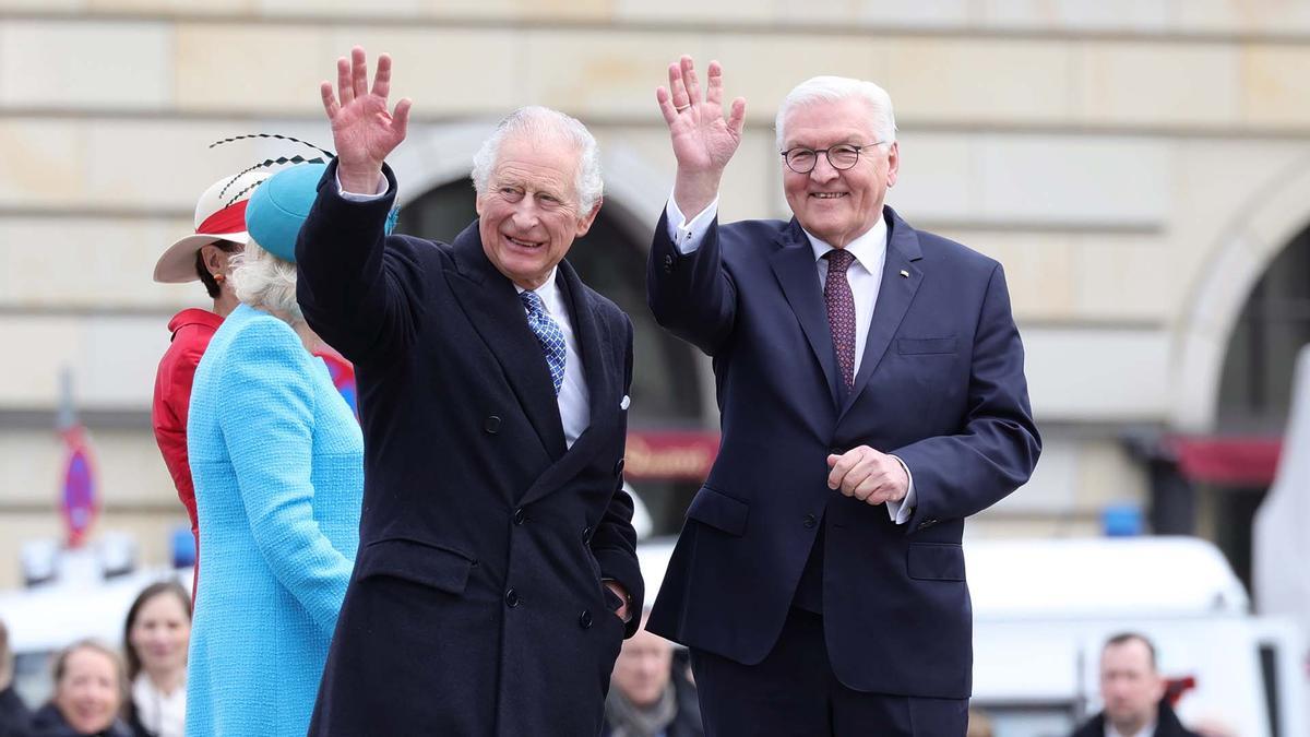 El Rey Carlos III de Gran Bretaña y el Presidente alemán Frank-Walter Steinmeier saludan a los miembros de la multitud durante la ceremonia de bienvenida en la Puerta de Brandenburgo.