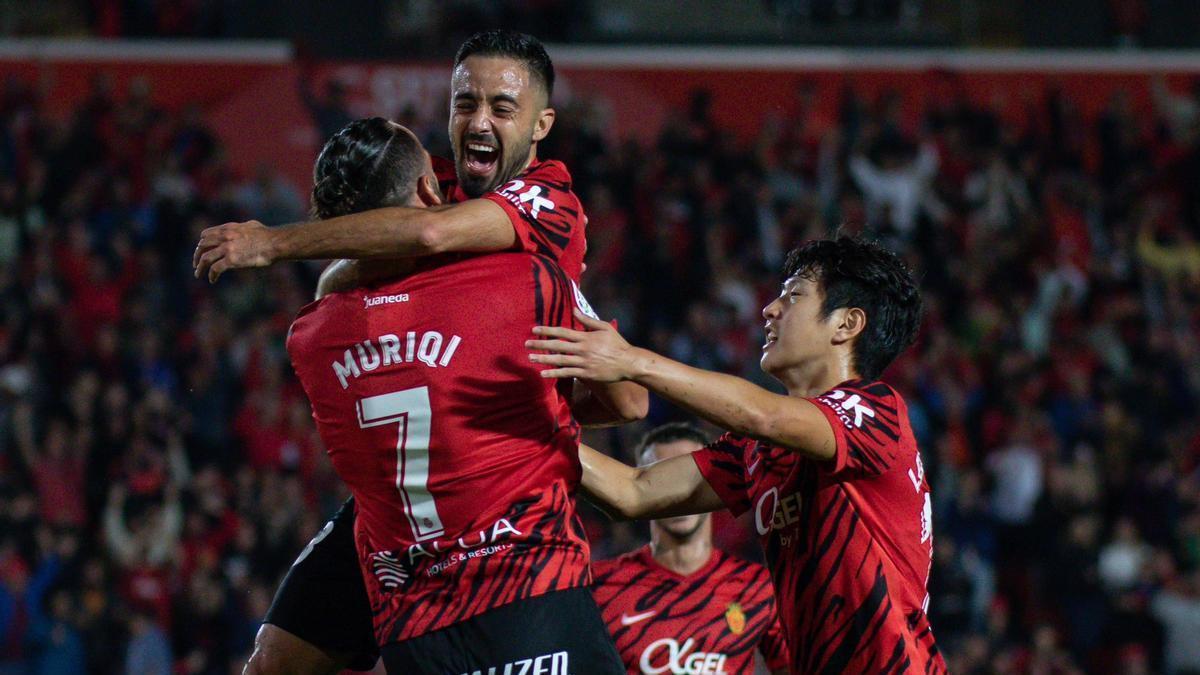 Jaume Costa y Muriqi celebran un gol en Son Bibiloni.