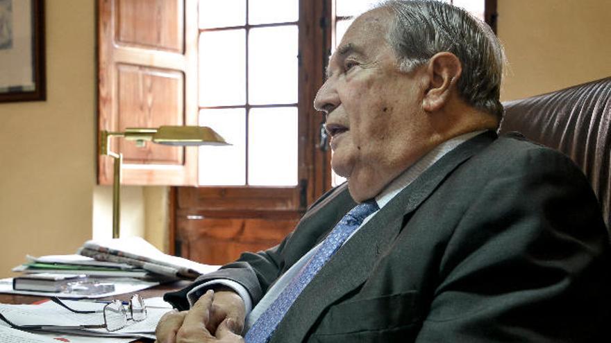 Jerónimo Saavedra en su despacho oficial del Diputado del Común de la capital grancanaria, durante la entrevista.