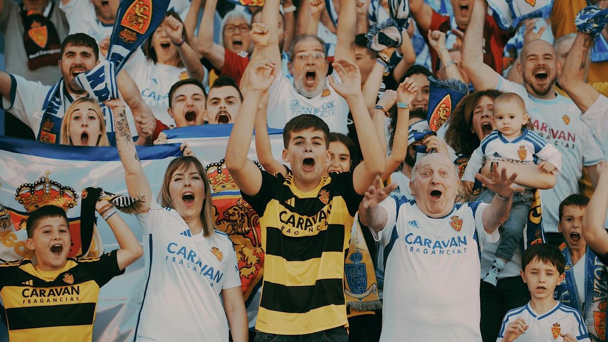Afición del Real Zaragoza celebrando un gol
