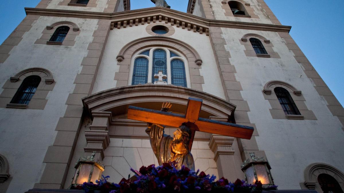 JESUS EN SU TERCERA CAIDA A LA SALIDA DE LA IGLESIA DE SAN LAZARO.