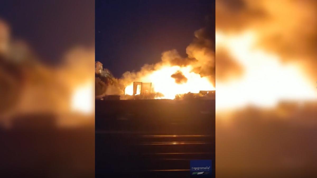 VÍDEO | Los bomberos logran sofocar un incendio junto al acueducto de Los Milagros de Mérida
