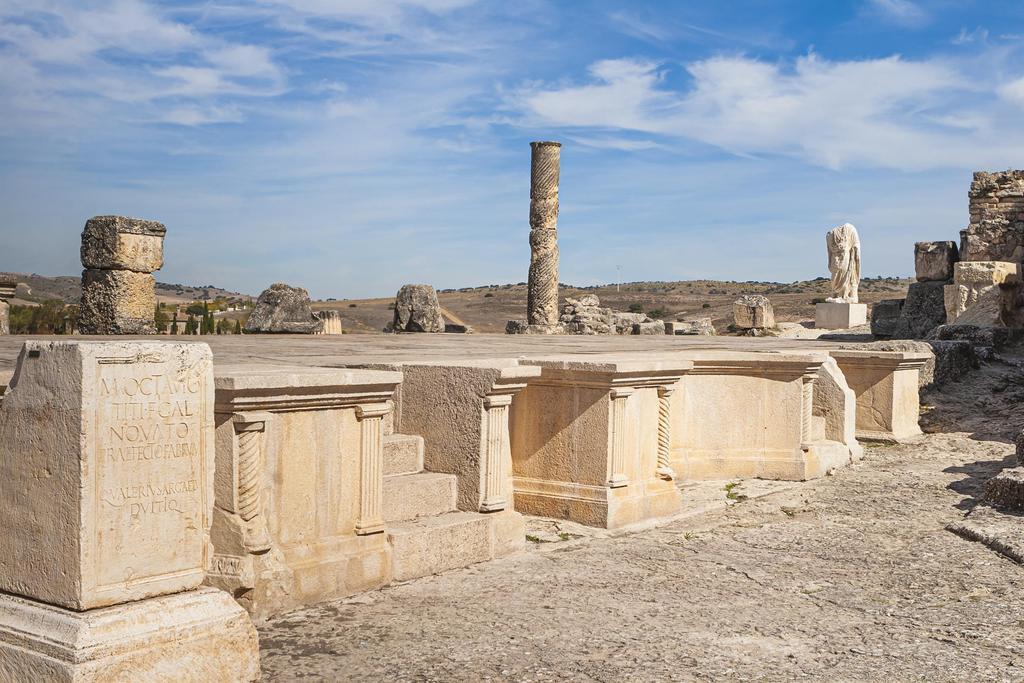 Las ruinas de la fachada del teatro romano