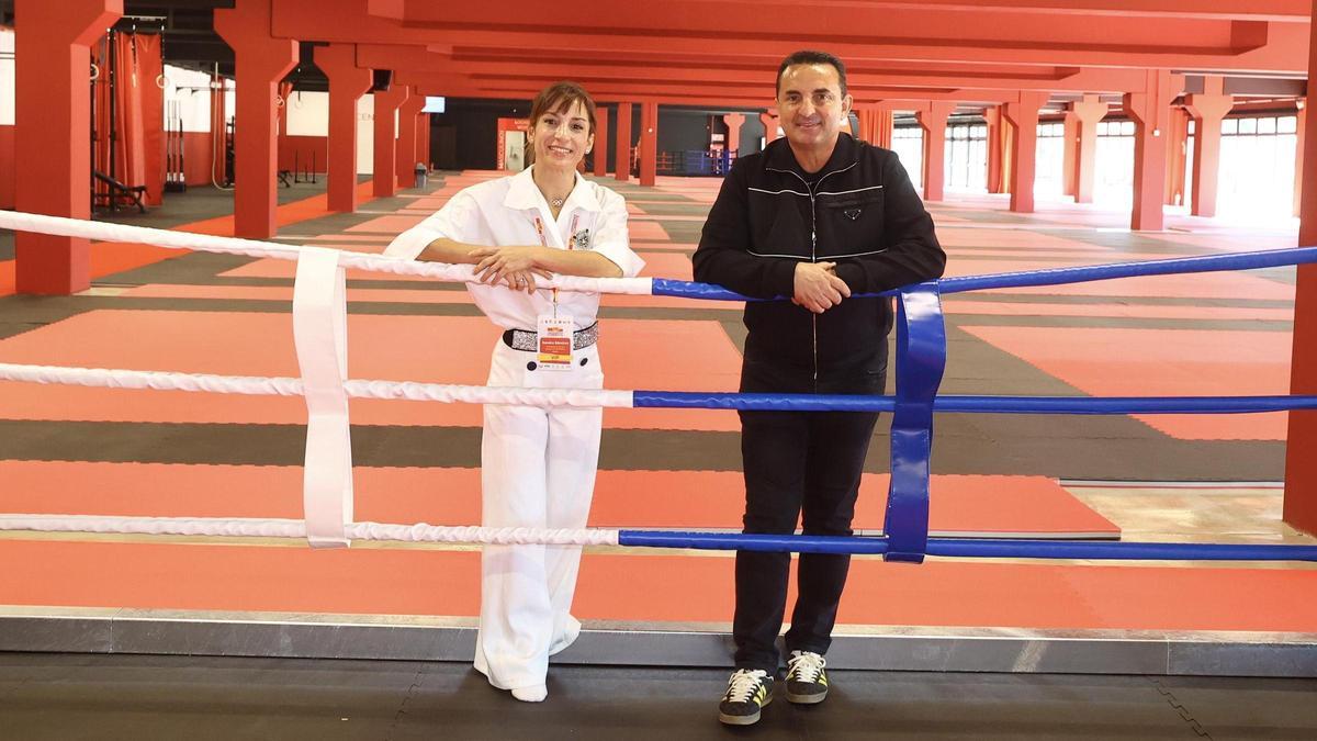 Sandra Sánchez junto a Bernabé Cano, alcalde de La Nucía, en su visita al Centro de Tecnificación y Alto Rendimiento de Deportes de Combate.