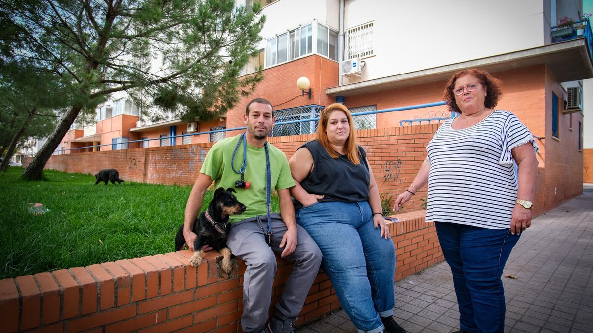 Isabel Gamito, en el centro, junto a su hermano Víctor y su madre, Maribel Alonso, en La Granadilla.