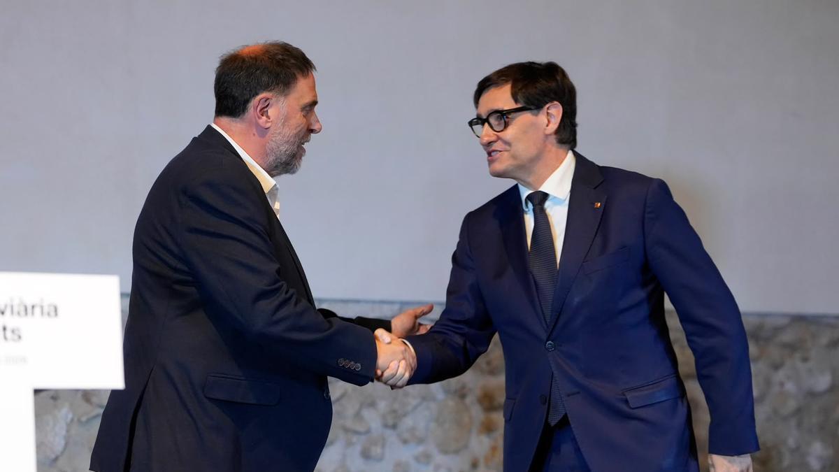 Oriol Junqueras y Salvador Illa se saludan en acto de impulso de la Línea Orbital Ferroviaria en Sant Sadurní d'Anoia