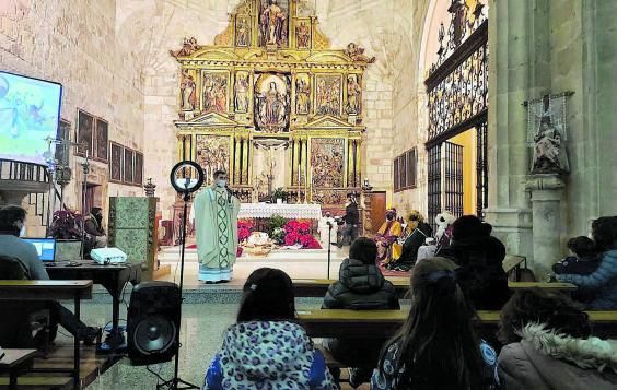 El párroco, en una de las misas para jóvenes y familias. | Cedida