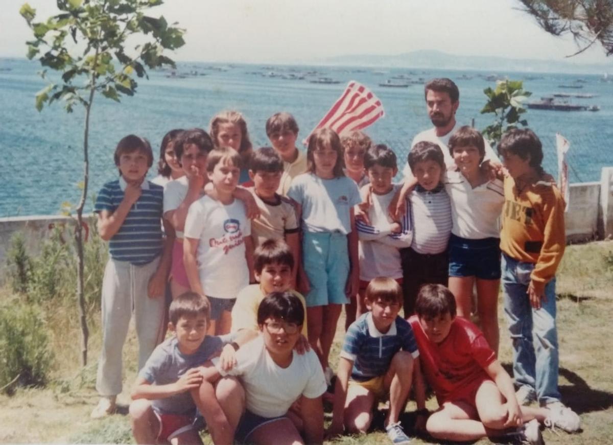 Unha excursión ao Grove no ano 1984 do grupo de 5ºA co mestre Luis Pérez.