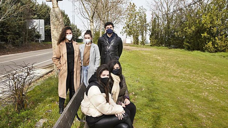 El profesor, con cuatro de las alumnas del proyecto, en la zona. | J. L. F.