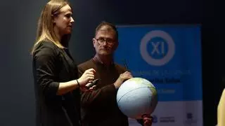 Treinta suscriptores de LA NUEVA ESPAÑA aprenden cómo disfrutar del eclipse con la astrofísica Lucía González: "Asturias está en una posición privilegiada para observarlo"