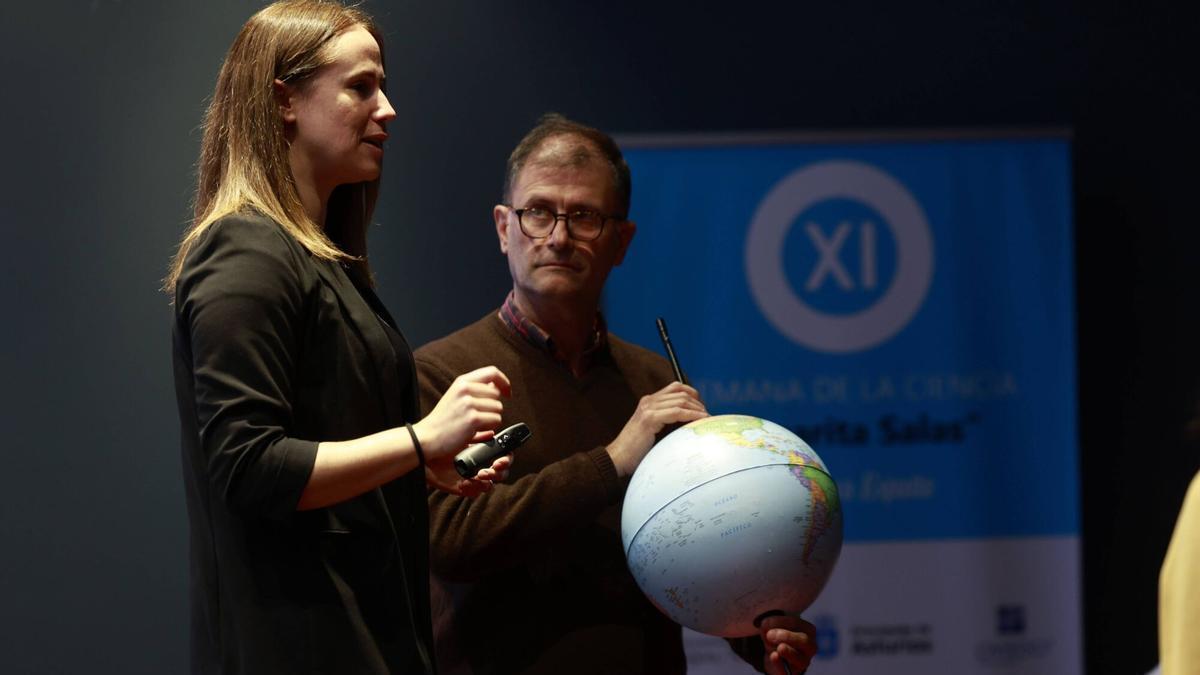 VÍDEO: Los suscriptores de LA NUEVA ESPAÑA asisten a una charla sobre el eclipse solar