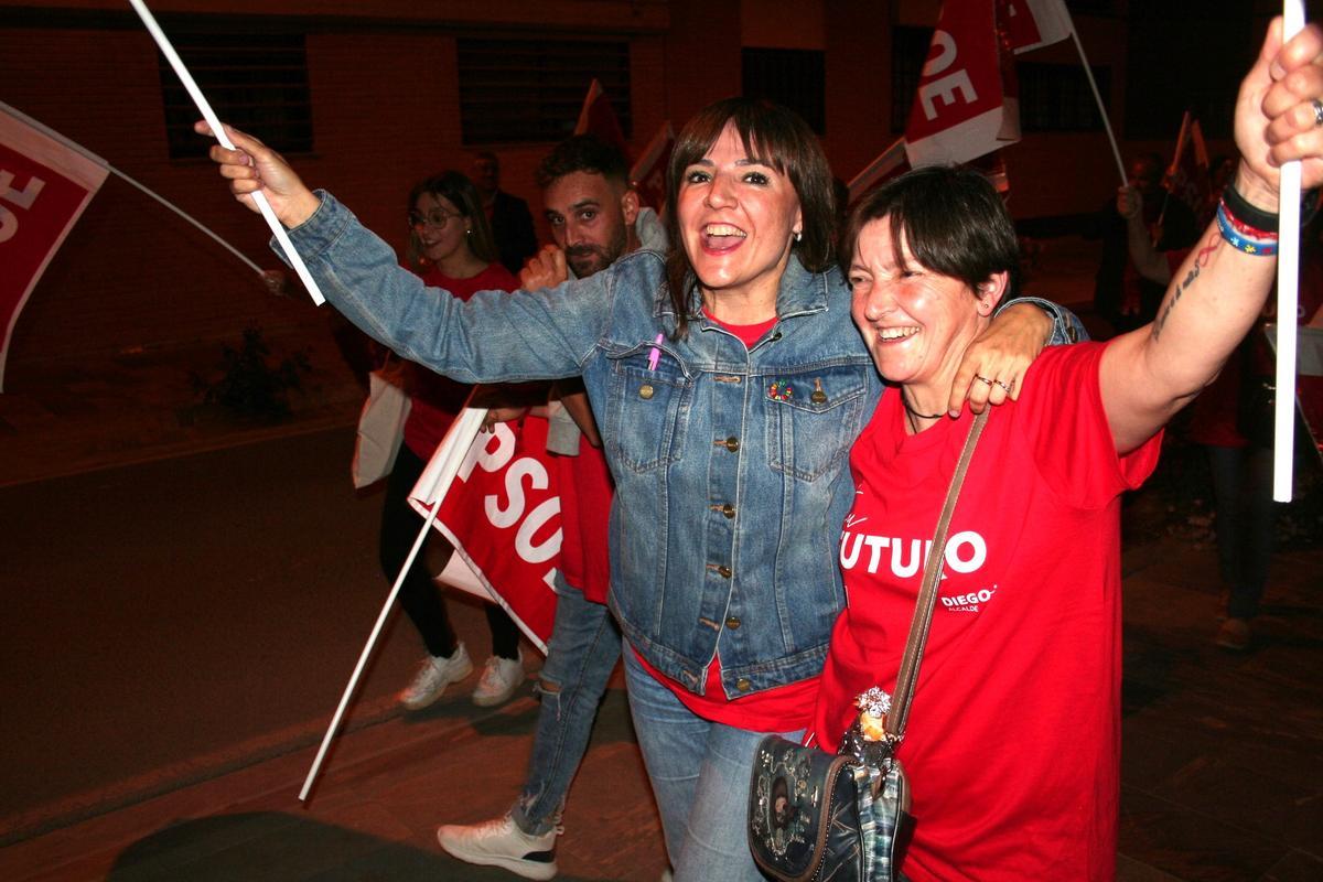 Marisol Sánchez Jódar y María Dolores Chumillas, abrazadas, vitoreando al candidato a la Alcaldía del PSOE, Diego José Mateos.