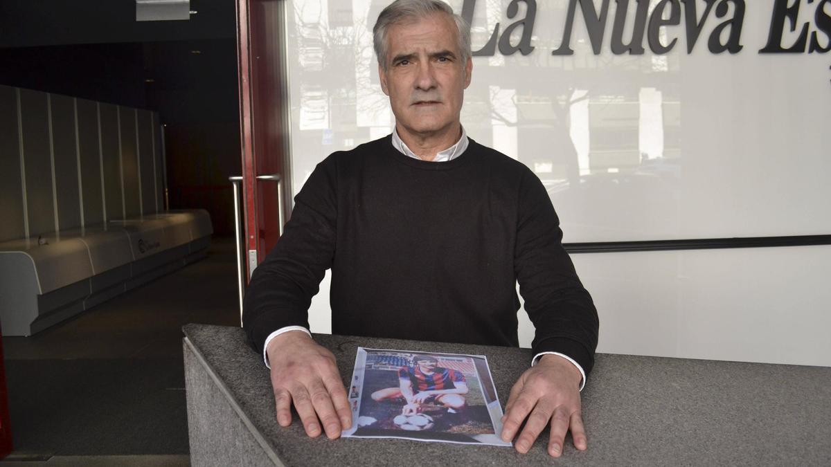 Ondina, con una foto de Cruyff en el Levante