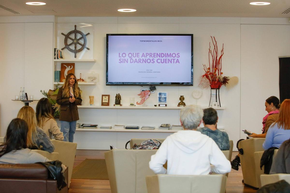 La psicóloca Eva Tur durante su taller 'Lo que aprendimos sin darnos cuenta'.