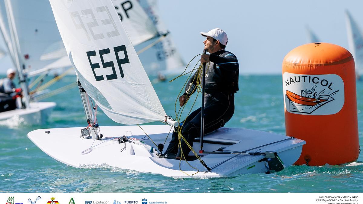 Joel Rodríguez, en un momento de la regata en la Bahía de Cádiz.