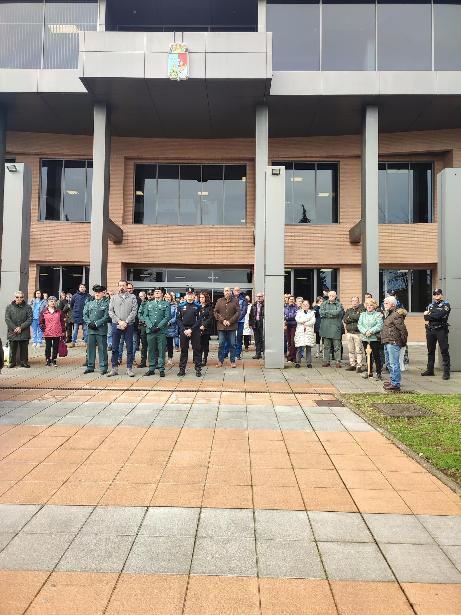 EN IMÁGENES: Concentraciones en la Comarca de Avilés por los guardias civiles fallecidos