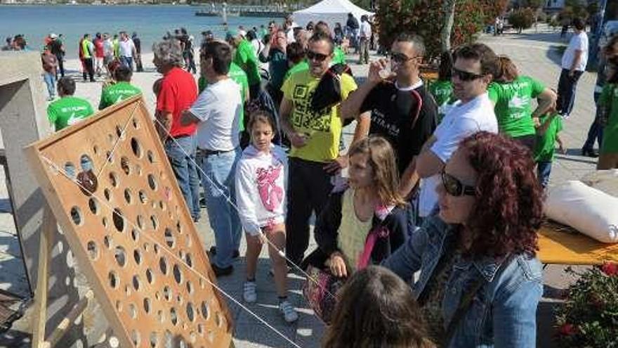 La playa urbana de Paralto y/o Confín, que el sábado pasado vivió una gran fiesta gracias a los juegos populares.   // Muñiz